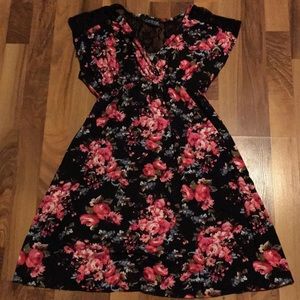 Large maturity dress. Floral with black lace